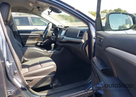 2018 Toyota Highlander Le Plus z USA, uszkodzony, nr VIN 5TDZZRFH8JS253337